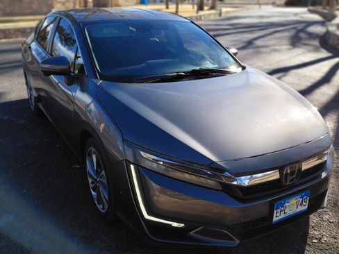 Used 2018 Honda Clarity Touring image 2