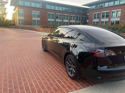 Used 2023 Tesla Model 3 Standard Range image 1