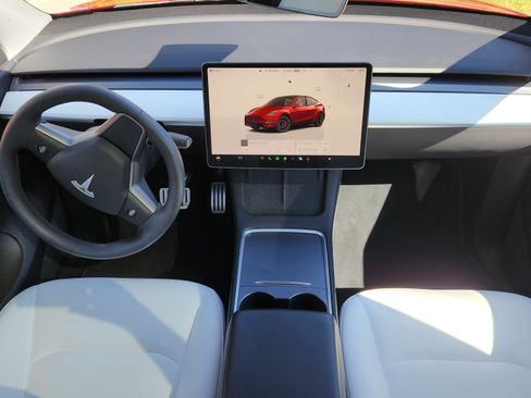 Used 2022 Tesla Model Y Performance image 8