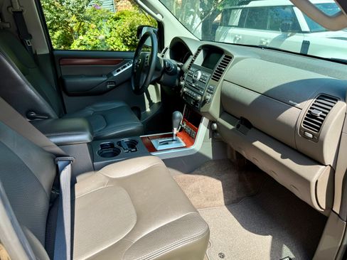 Used 2011 Nissan Pathfinder LE w/ Navigation Pkg AWD/4WD image 18