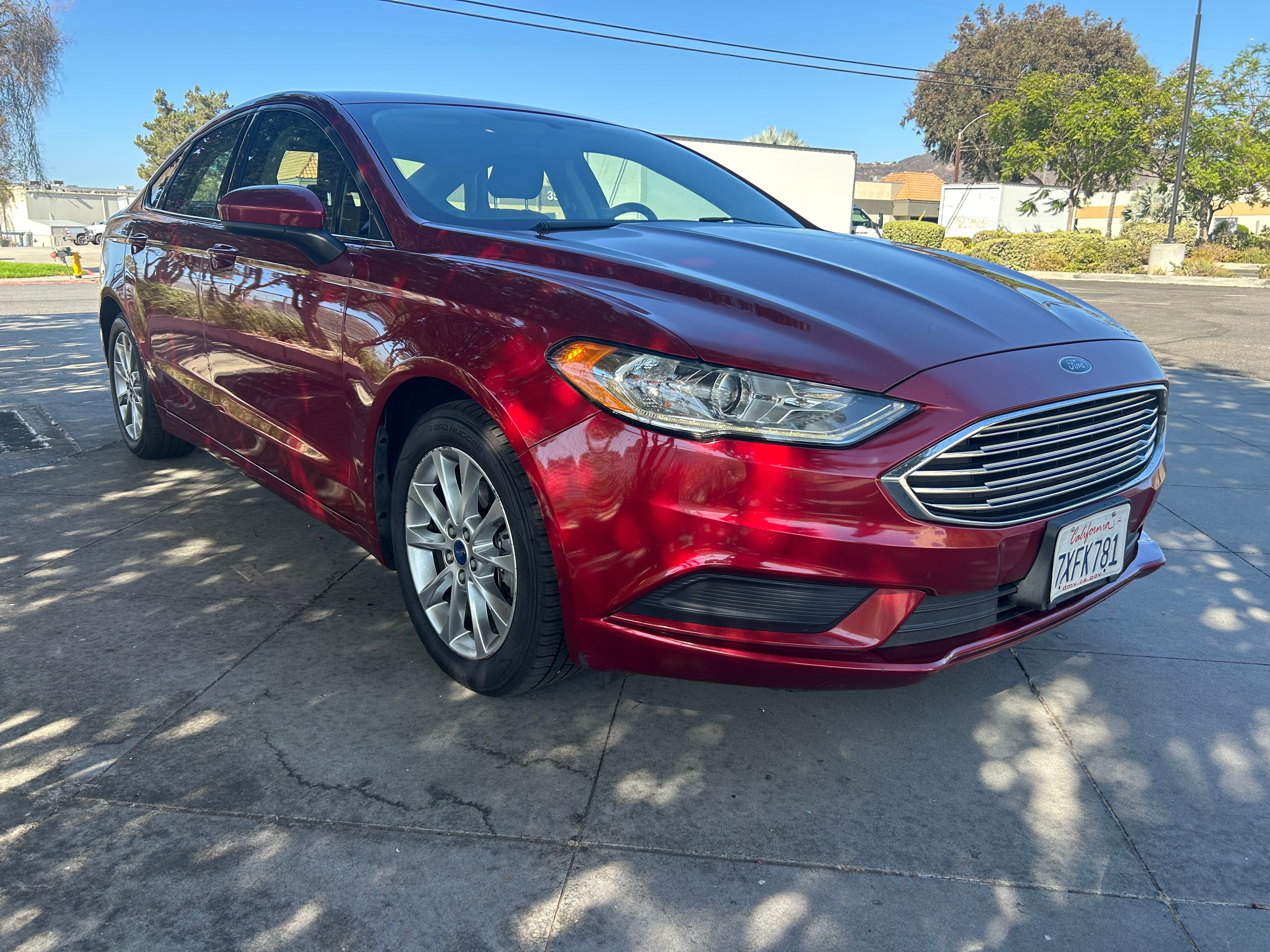 Used 2017 Ford Fusion SE w/ Fusion SE Technology Package FWD image 2
