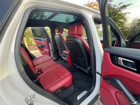Used 2023 Porsche Cayenne Platinum Edition image 17