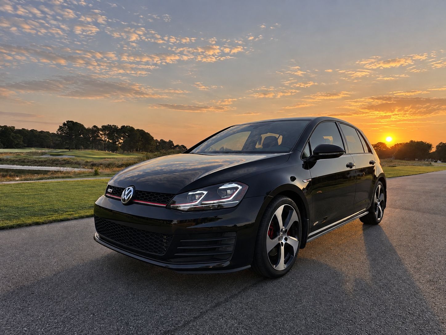 Used 2015 Volkswagen Golf 4-Door FWD image 2