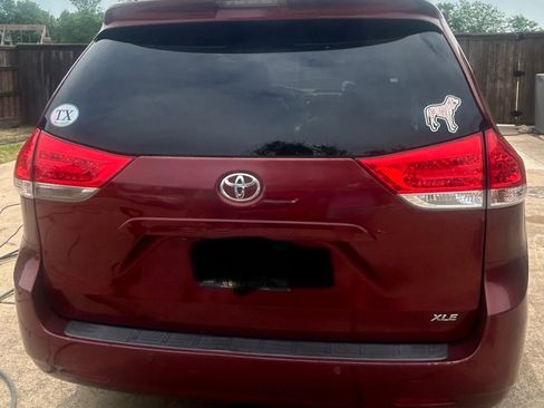 Used 2011 Toyota Sienna XLE image 5