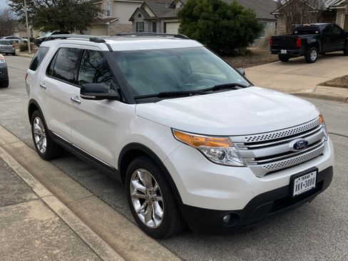 Used 2014 Ford Explorer XLT w/ Equipment Group 202A image 9