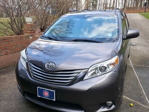Used 2011 Toyota Sienna XLE w/ XLE Navigation Pkg image 17
