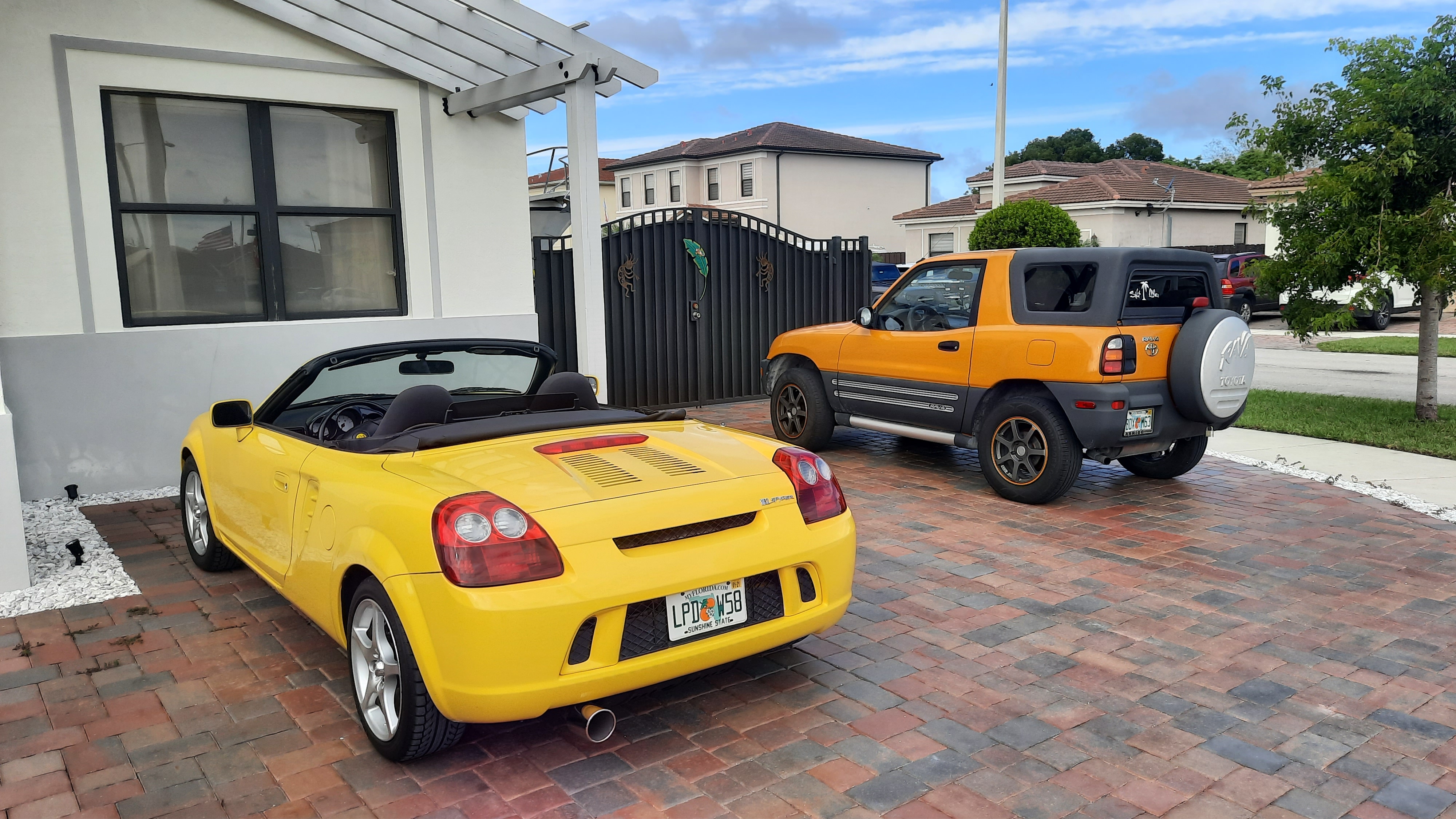 Used 2003 Toyota MR2 w/ Preferred Accessory Pkg RWD image 8