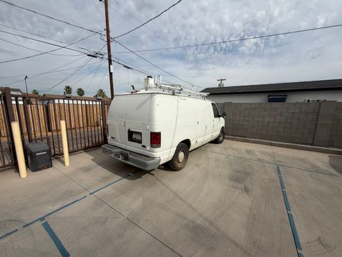 Used 2001 Ford E-150 and Econoline 150 RWD image 2