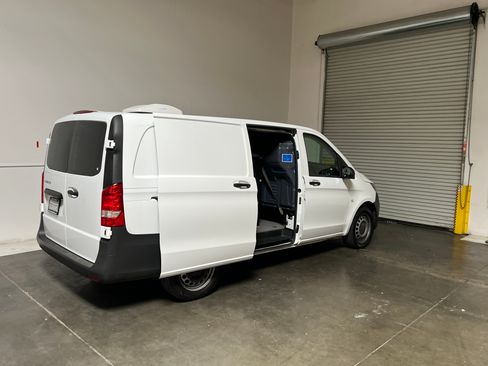 Used 2017 Mercedes-Benz Metris image 2
