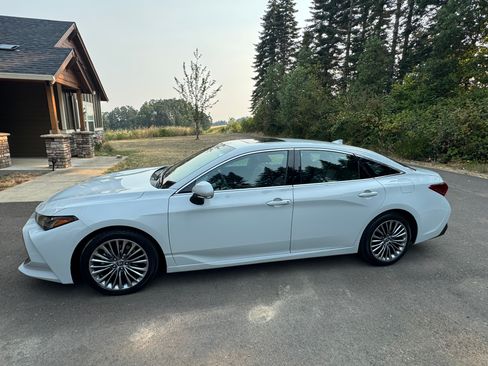 Used 2022 Toyota Avalon Limited w/ Advanced Safety Package FWD image 2