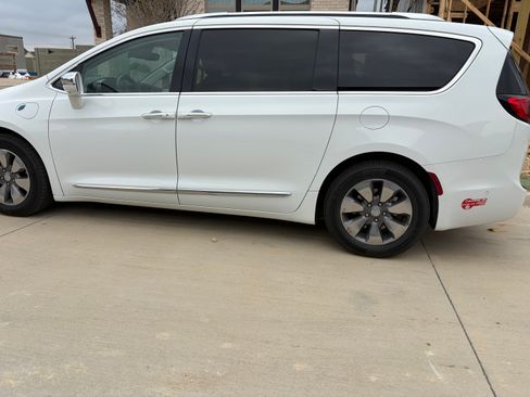 Used 2018 Chrysler Pacifica Limited w/ Advanced Safetytec Group image 2