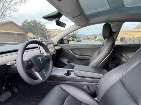 Used 2022 Tesla Model Y Long Range image 8