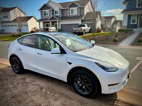 Used 2023 Tesla Model Y Long Range image 1