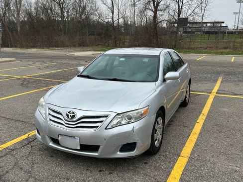 Used 2011 Toyota Camry LE image 2