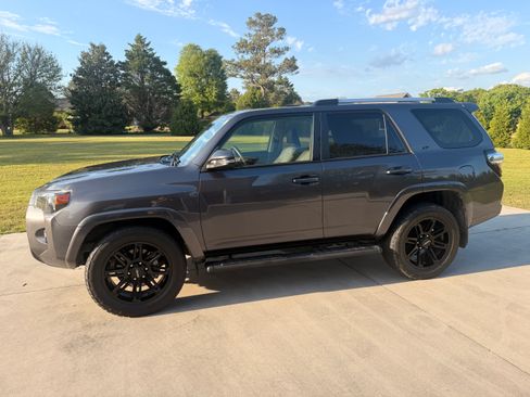 Used 2021 Toyota 4Runner SR5 Premium w/ Moonroof Package RWD image 4