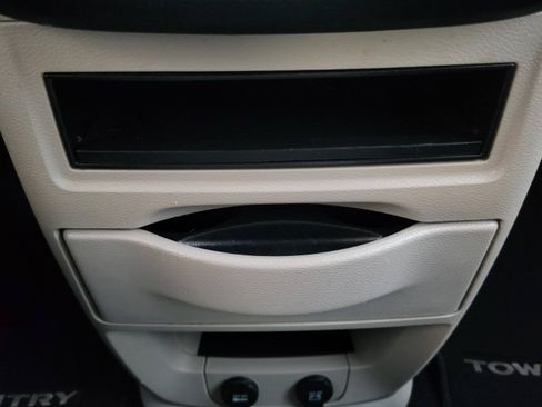 Used 2015 Chrysler Town & Country Touring image 17