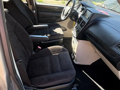 Used 2019 Dodge Grand Caravan SE w/ UConnect Hands-Free Group FWD image 25