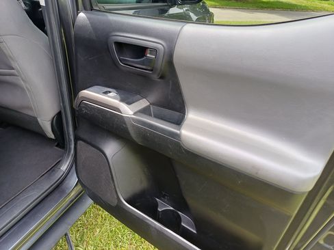 Used 2022 Toyota Tacoma SR5 RWD image 11