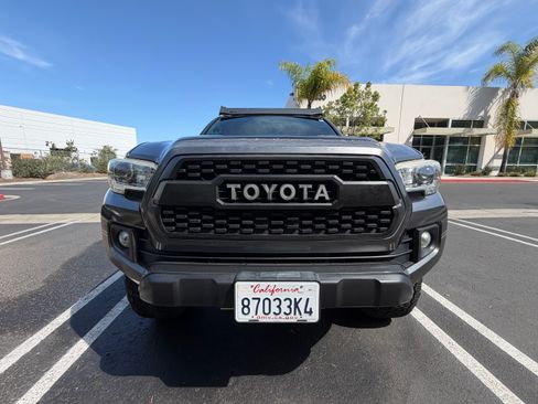 Used 2017 Toyota Tacoma TRD Off-Road w/ Tow Package (A/T) AWD/4WD image 4