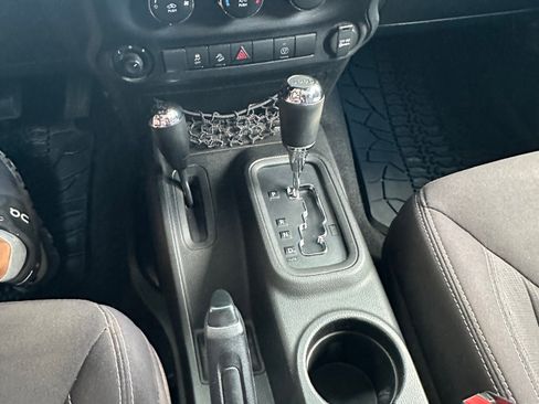 Used 2013 Jeep Wrangler Unlimited Rubicon w/ Connectivity Group AWD/4WD image 17