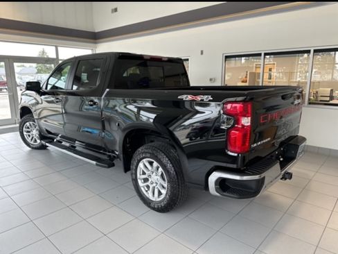 Used 2023 Chevrolet Silverado 1500 LT w/ Convenience Package II image 2