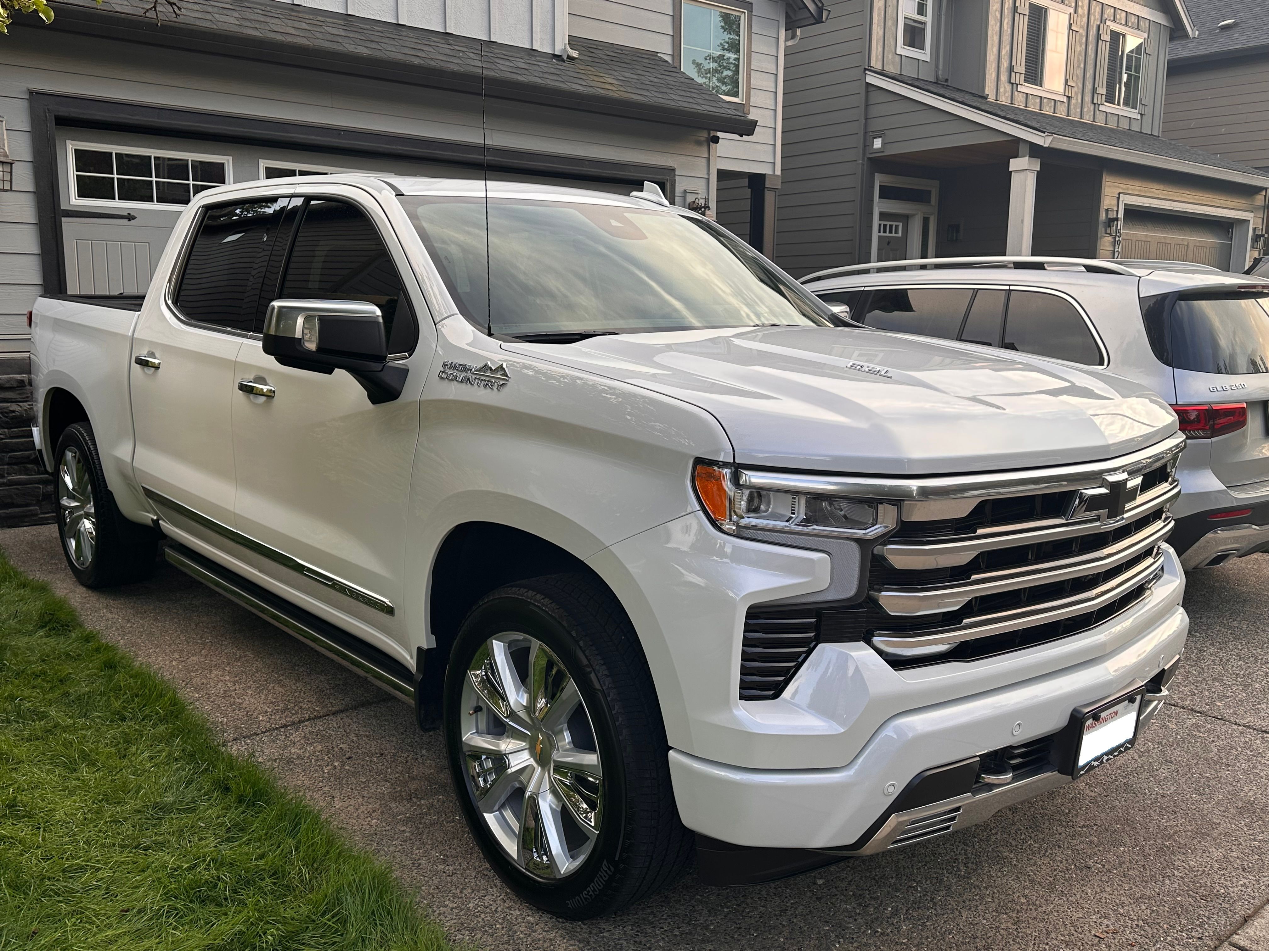 Used 2024 Chevrolet Silverado 1500 High Country w/ High Country Premium Package AWD/4WD image 2