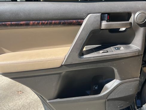 Used 2011 Toyota Land Cruiser w/ Upgrade Pkg image 11