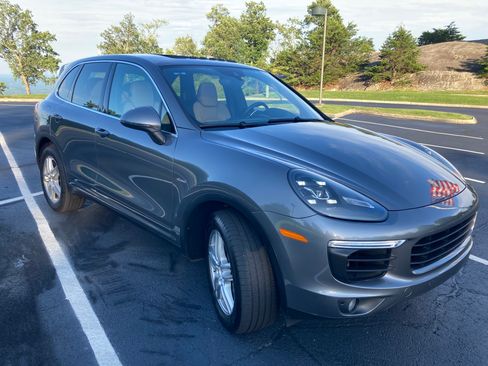Used 2015 Porsche Cayenne Diesel AWD/4WD image 2