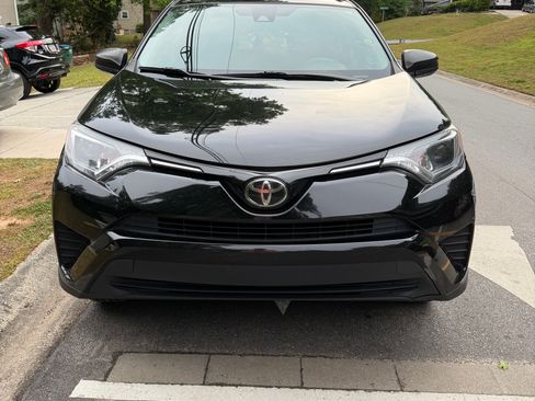 Used 2018 Toyota RAV4 LE FWD image 4