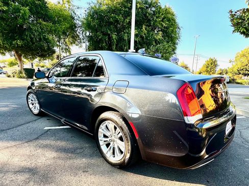 Used 2018 Chrysler 300 Touring w/ Driver Convenience Group image 13