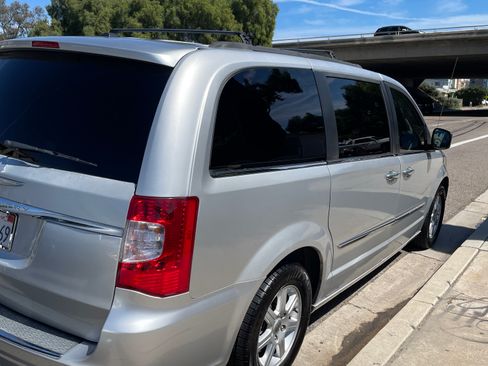Used 2011 Chrysler Town & Country Touring-L w/ Entertainment Group #2 image 5