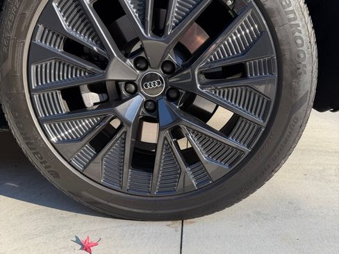 Used 2024 Audi Q8 e-tron Prestige image 8