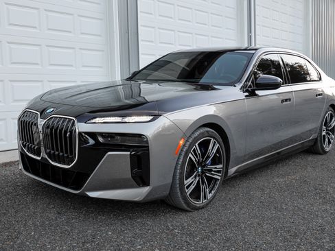 Used 2023 BMW i7 xDrive60 AWD/4WD image 1