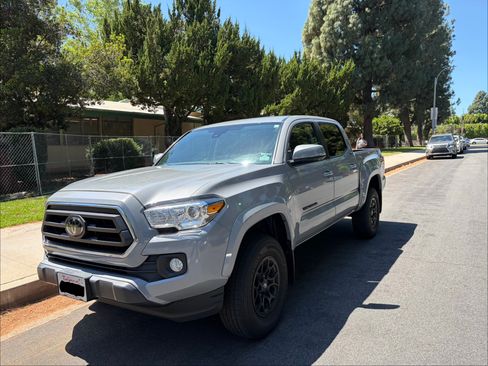 Used 2021 Toyota Tacoma SR5 AWD/4WD image 4