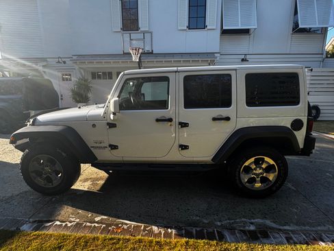Used 2017 Jeep Wrangler Unlimited Sahara w/ Connectivity Group image 4