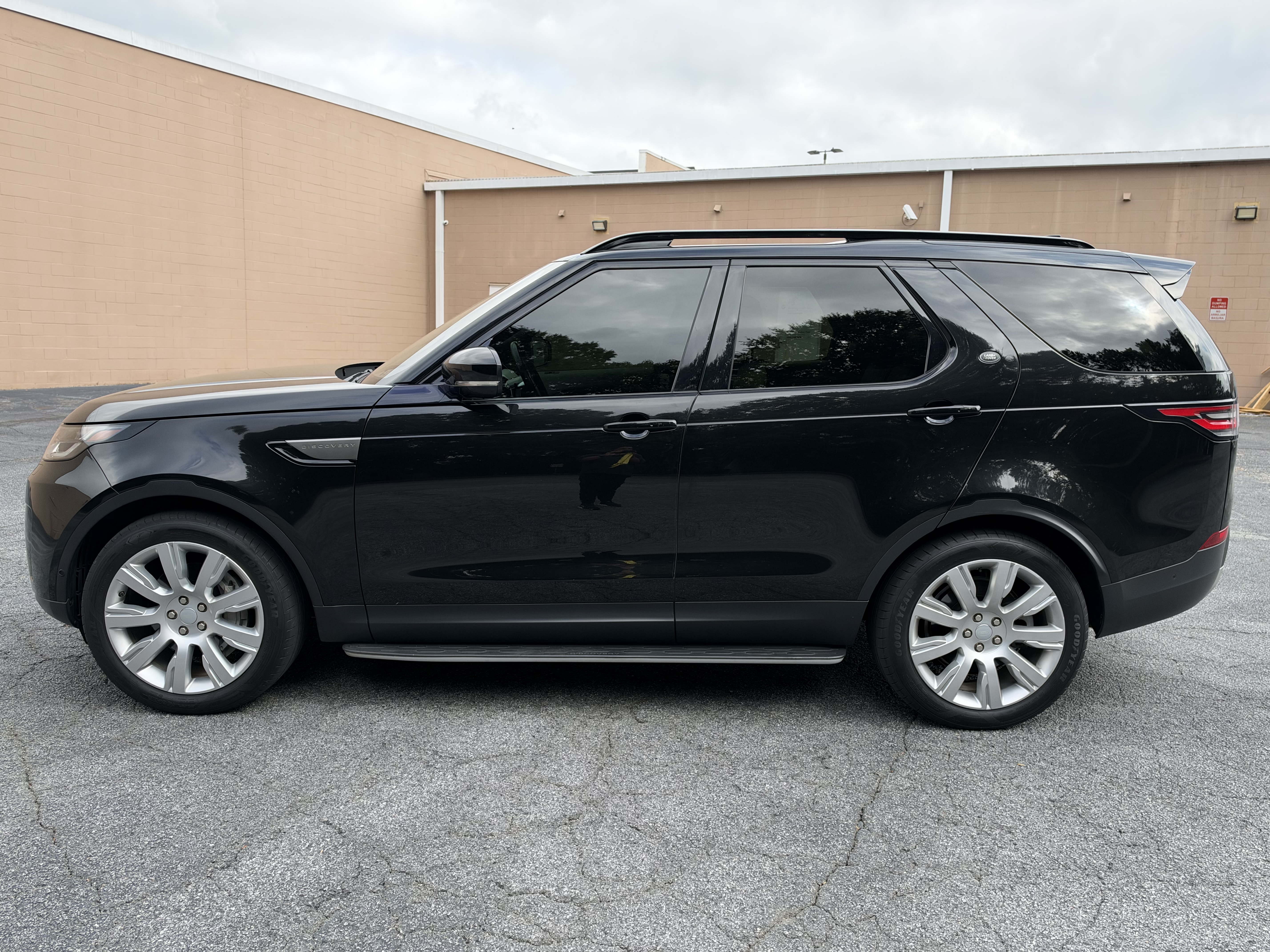Used 2019 Land Rover Discovery HSE AWD/4WD image 4