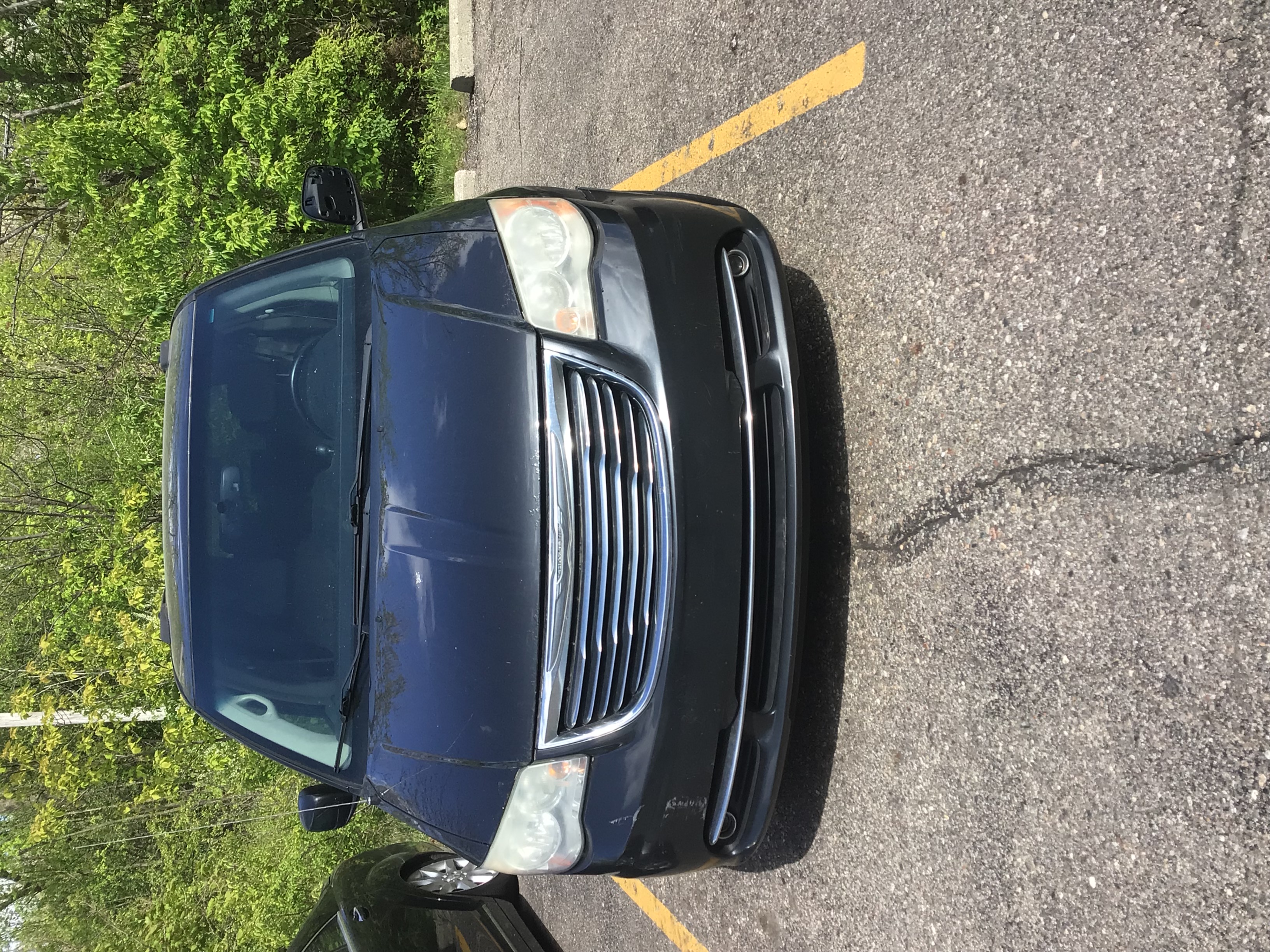 Used 2012 Chrysler Town & Country Touring w/ Entertainment Group #1 FWD image 4