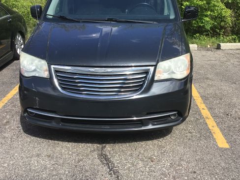 Used 2012 Chrysler Town & Country Touring w/ Entertainment Group #1 FWD image 4