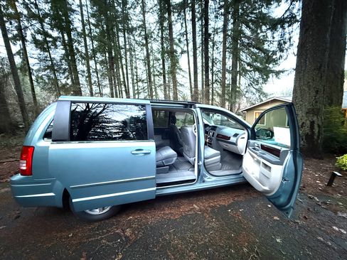 Used 2010 Chrysler Town & Country Touring image 16