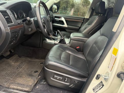 Used 2017 Toyota Land Cruiser image 11
