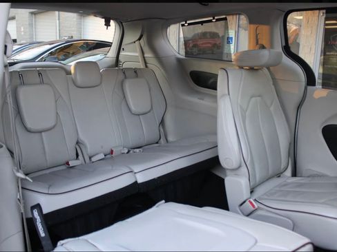 Used 2017 Chrysler Pacifica Limited image 16