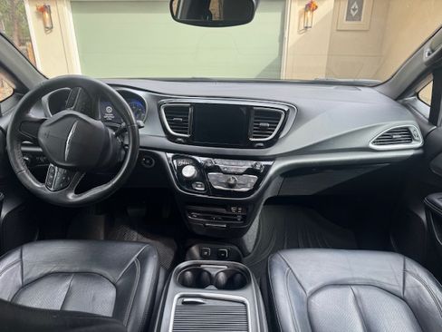 Used 2020 Chrysler Pacifica Touring-L Plus image 10