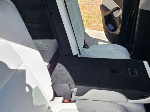 Used 2022 Tesla Model Y Long Range image 15