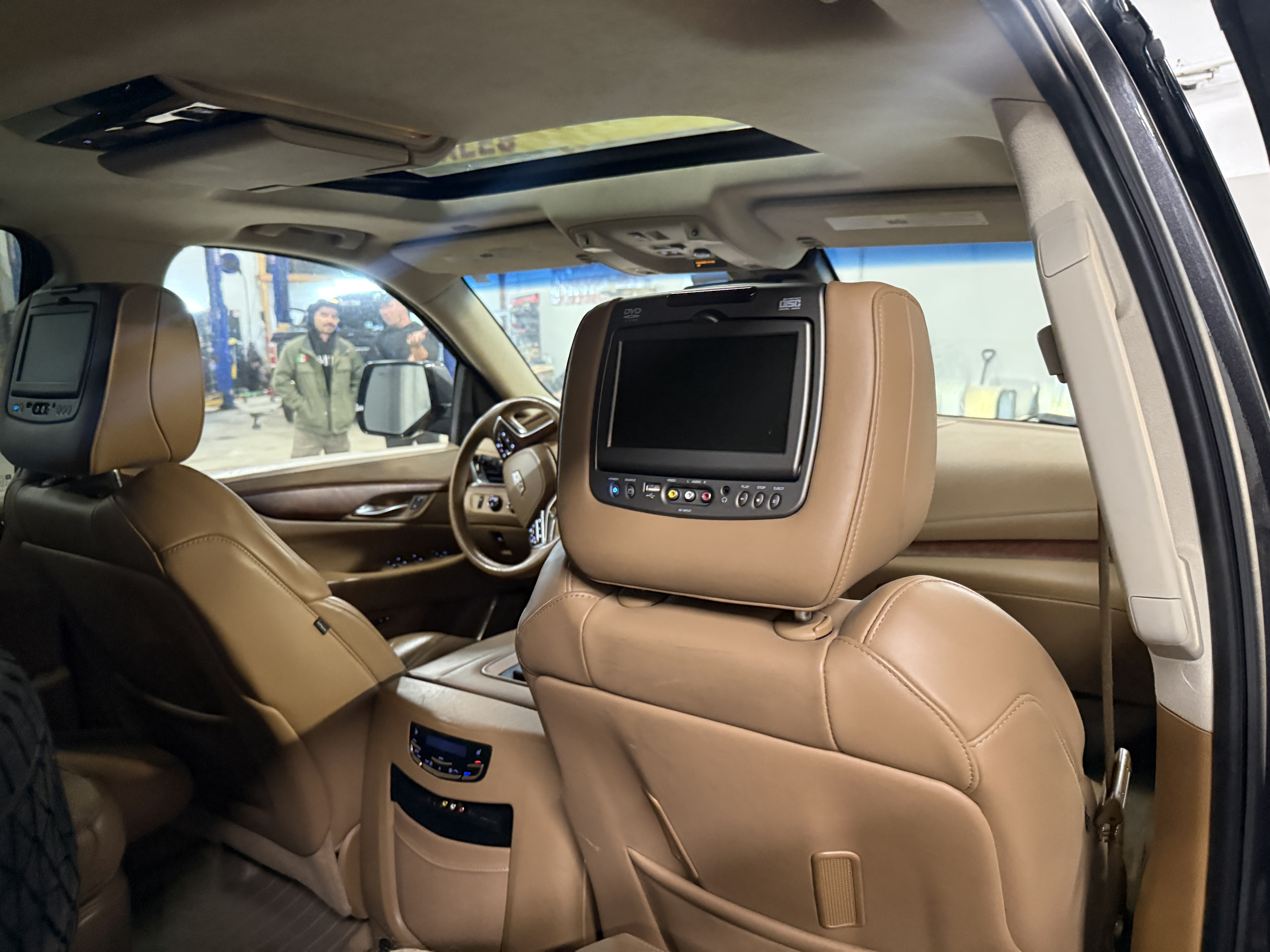 Used 2016 Cadillac Escalade ESV Platinum AWD/4WD image 2