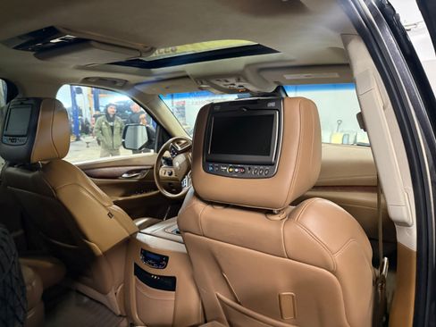 Used 2016 Cadillac Escalade ESV Platinum AWD/4WD image 2