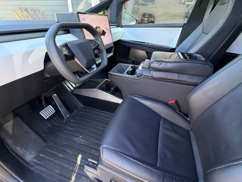 Used 2024 Tesla Cybertruck AWD Crew Cab image 6