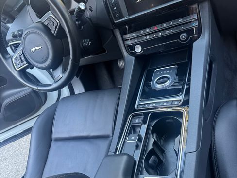 Used 2018 Jaguar F-PACE Premium image 8