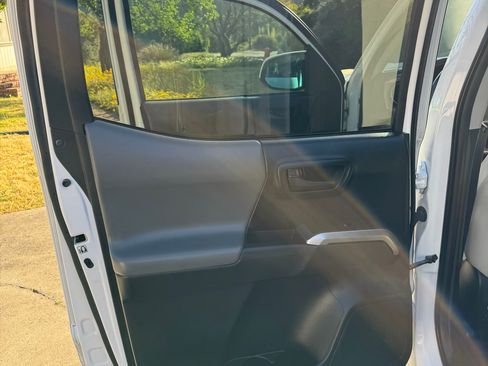 Used 2018 Toyota Tacoma SR5 image 27