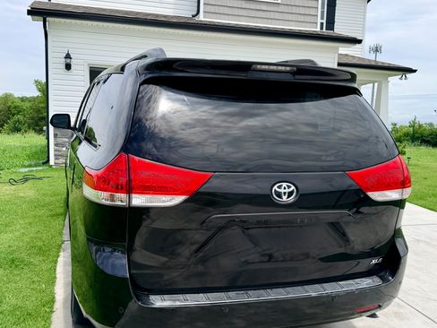 Used 2012 Toyota Sienna XLE w/ Premium Pkg FWD image 10