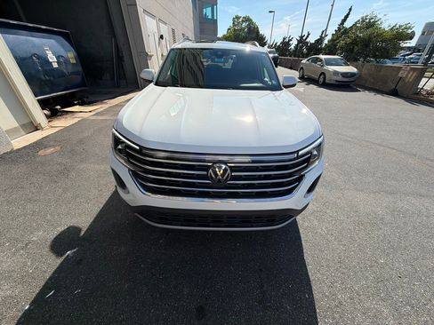 Used 2025 Volkswagen Atlas SE w/ Panoramic Sunroof Package FWD image 4